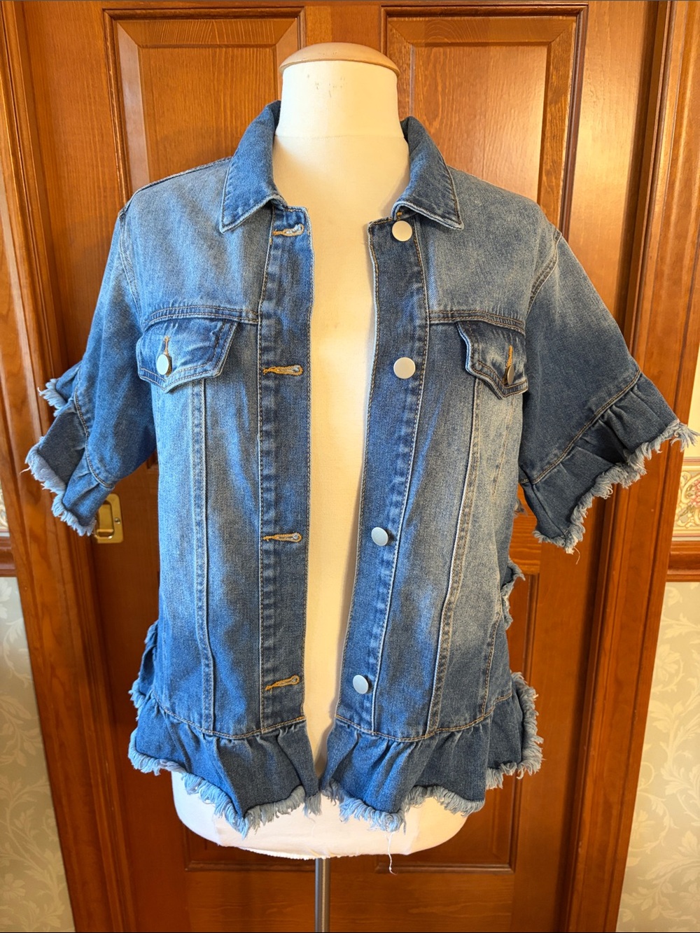 NWOT! Short-Sleeve Ruffle-Hem Denim Jacket - Blue Women’s Size Small